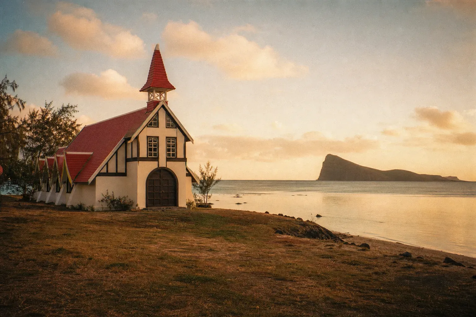 Cap Malheureux : l'église au toit rouge et la pointe nord de l'île